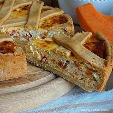 Per preparare la torta salata zucca e speck iniziate tagliando la zucca a fette, privatela della buccia poi fatela cuocere in forno a 180° fino a quando non sarà ben cotta. Torta Salata Zucca Ricotta E Speck Cucinare E Come Amare