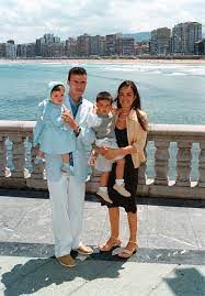 Luis enrique y elena tienen tres hijos, pacho fue el primero en llegar a la familia, el cual es un apasionado del snowboard y el wakeskate y que. Elena Cullell Tumblr Posts Tumbral Com