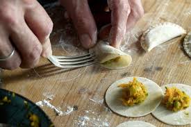 Ravioli Selber Machen Teigrander Verschliessen Gefullte Nudeln Tortellini Selber Machen Tortellini