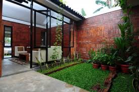 Taman di atas dibuat di depan sebuah ruangan atau kamar. Desain Taman Dalam Rumah 7 Rumah Diy Rumah Diy
