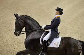 Anky van grunsven kust salinero na de afscheidskur van het paard tijdens indoor brabant. Troost Wedstrijd Anky En Salinero Naar Wk Goud In Aken Horses Nl