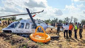 Menurut keterangan saksi, setelah tiga kali mutar di atas rawa itu ada trouble dan jatuh di rawa tersebut, kata yusri. Sebuah Helikopter Jatuh Di Lombok Tengah Penumpang Selamat Nasional Tempo Co