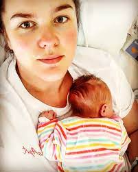 Bientôt 1 mois que tu as comblé nos vies ❤ Me voilà Maman depuis presque 1  mois... Notre Princesse, tu es la pièce qui manquait au puzzle pour fonder  notre famille. Jamais