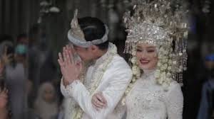 Perempuan berusia 23 tahun itu pun menjatuhkan. Diedit Warganet Foto Suami Dinda Hauw Masak Mi Instan Ini Bikin Ngakak