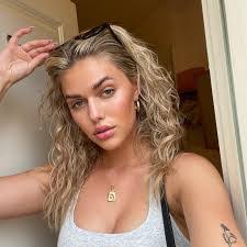 Carmen Elizabeth's Instagram, Twitter & Facebook