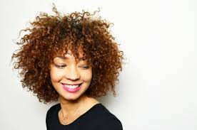 Les cheveux courts présentent de nombreux avantages, et ces avantages sont plus étonnants et exclusifs que les avantages des. Couper Ses Cheveux Frises Soi Meme Mercredie