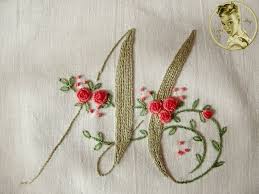 Lettre M Avec Des Roses Bonjour Une Jolie Lettre Aux Points Traditionnels Ce Motif Provient D Monogramme En Broderie Alphabet De Broderie Art De La Broderie
