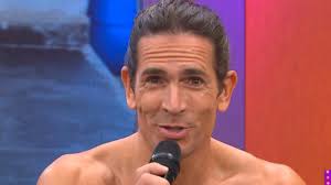Video: Diego Ramos se desnudó en TV y se metió a una bañera con hielos