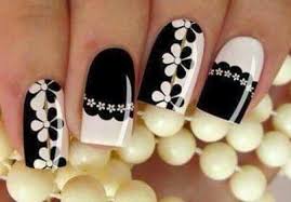 En toda su parte superior del cuerpo, está cubierto de escamas negras y redondas, que a su vez están decoradas por escamas con forma en espiral, de color azul. Pin De Faby Astegiano En Flowers Nails Unas Negras Con Blanco Unas Blancas Unas Decoradas