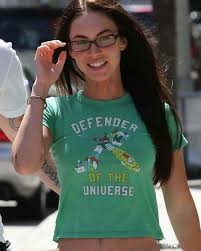 She loosens up rita hayworth waves and keeps her makeup. Omg Here Are 15 Heartbreaking Pics Of Megan Fox Without Makeup