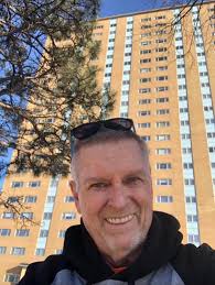 Is this a brownstone building outside of Chicago?