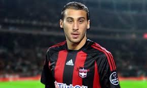 Cenk tosun, almanya'da doğmuş,büyümüş ama aslen türk olduğu bilinen futbolculardan biridir. Monaco Kartali Cenk Tosun Kimdir Telgraf Gazetesi