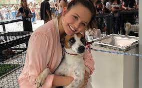 Posted by planeta descalço posted on 00:22 with no comments. Larissa Manoela Adota Cachorrinha Resgatada Por Luisa Mell