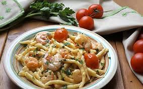 Paccheri Con Gamberi Zucchine E Pomodorini Ricetta Ricette Pasti Italiani Pasta Con Gamberetti