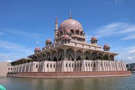 Satu lagi masjid megah yang berada di pusat pemerintahan federal malaysia di putrajaya. Putra Mosque Wikipedia