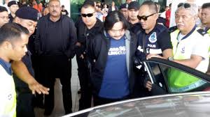 Suspek utama kes pembunuhan aktivis isu tanah hak adat bumiputera, ncr, allahyarham bill kayong, iaitu datuk stephen lee chee kiang, mengaku tidak bersalah. Datuk Charged For Abetting Murder Of Bill Kayong