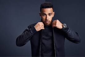 Lewis Hamilton Porte Un Pull Noir Une Veste Et Une Montre Boss Lewis Hamilton Hamilton Lewis
