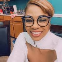 Elaine Cottrell's Instagram, Twitter & Facebook