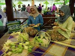Lemang yang dibakar rata dimasak dan tiada kerak, itulah keistimewaan arwah abang ipar yang. Rencana Nostalgia Suasana Raya Kampung Di Kompleks Kraf Nostalgia Straw Bag Bags