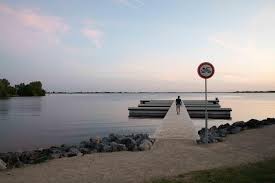 Het strand ligt vlak bij het centrum van aalsmeer en is vanuit de verschillende woonwijken goed te bereiken. Zwemverbod Bij Het Surfeiland Toch Niet Nieuwe Meerbode
