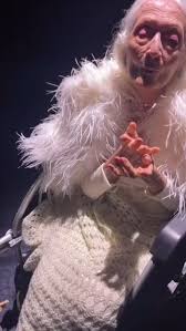 Eileen Kramer es un verdadero espíritu libre y creativo: bailarina,  coreógrafa, pintora y escritora nacida en 1914. , A sus 109 años, Eileen  sigue vibrando con la música y bailando. 🤍, La danza es la ...