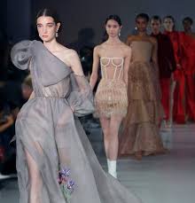 Trang phục của ntk trần hùng được mệnh danh là một trong những chiếc váy đẹp nhất trên thảm đỏ bafta 2020. Tráº§n Hung Thanh Nha Thiáº¿t Káº¿ Cá»§a Hiá»‡p Há»™i Thá»i Trang Anh Quá»'c