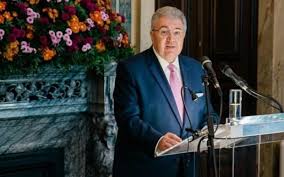 Ο ιωάννης καζάζης του νικολάου (1947) σπούδασε κλασική φιλολογία στο αριστοτέλειο πανεπιστήμιο θεσσαλονίκης (απθ), στο university of illinois και στο yale u. Zcq6trhpytqu6m