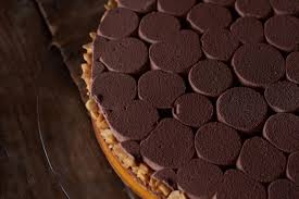 Tarte Comme Un Snickers Caramel Cacahuete Chocolat En 2020 Fondue Au Chocolat Faire Fondre Du Chocolat Patisserie