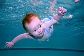Babyschwimmen kann nicht nur lebensrettend sein, sondern auch der bewegung des babys helfen. Der Schwimm Drill Mamablog