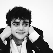 Invicta es la primera canción que compuse cuando empecé el disco. Es de mis  canciones favoritas en el disco. Lxs invito a que la escuchan y me digan  que piensan de ella. .