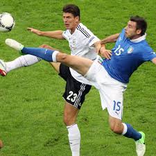 Balotellis doppelpack ist einfach fantastisch und führt die deutschland hatte alle spiele der gruppenphase gewonnen. Em 2016 Deutschland Gegen Italien Sanger Gegen Weltmeister Fussball Em