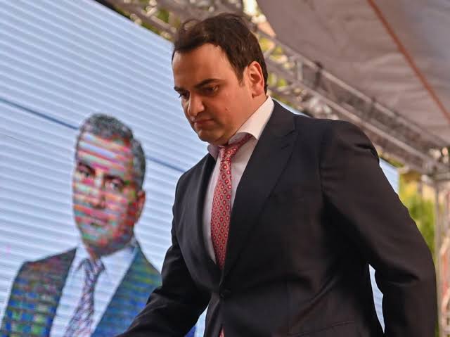 Samvel Karapetyanın qardaşı oğlu evində axtarışlardan sonra polisə  bölməsinə aparılıb