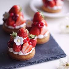 instagram 上的 sachi strawberry tarte いちごのタルト タルトリングをやっとこさ購入 ٩ w وパートシュクレに クレームダマンドを詰めて焼きました desserts dessert recipes sweet desserts