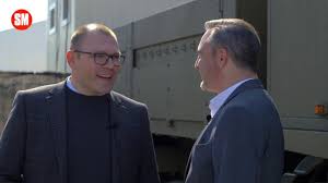 Tak já si půjdu sednout k vám na klín a řeknu vám to rovnou do vašeho mikrofonu. Armada Ma Mit Kvalitni Vybaveni Aby Se Mohla V Konfliktu Ucinne Branit Rika Poslanec Tomas Hanzel Youtube