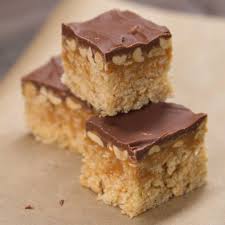 Carres De Rice Krispies A Saveur De Snickers Desserts Ma Fourchette Rice Krispies Rice Krispie Treats Crispy Treats