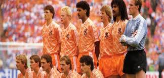 ويذكر بأن كأس العالم 1990 قد شهد العديد من الأحداث المميزة للمنتخبات العربية، ومن بينها تعادل منتخب مصر أمام منتخب هولندا بطل أوروبا وقتها في مباراة تاريخية لفريق المدرب الراحل محمود الجوهري. ÙƒÙˆÙ…Ø§Ù† ÙŠØªØ­Ø¯Ø« Ù„ÙŠÙ„Ø§ ÙƒÙˆØ±Ø© Ø¹Ù† Ø°ÙƒØ±ÙŠØ§Øª Ù‡ÙˆÙ„Ù†Ø¯Ø§ Ù…Ø¹ Ù…ØµØ± Ø¨Ø§Ù„Ù…ÙˆÙ†Ø¯ÙŠØ§ ÙŠÙ„Ø§ÙƒÙˆØ±Ø©