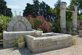 Cette Magnifique Fontaine De Jardin En Pierres Anciennes Est Une Large Fontaine Murale Qui Presente La Par Fontaine De Jardin Fontaine Pierre Materiaux Anciens