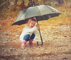 Gheața este un fenomen periculos și mai puțin plăcut. 17 Imagini Care Ne Intorc In CopilÄƒrie È™i Ne AratÄƒ Cum Se BucurÄƒ Cei Mici De Ploaie