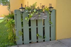 Gartenzaun Selber Bauen Aus Paletten Ausgefallene Diy Ideen Fur Den Gartenzaun Paletten Garten Diy Gartenprojekte Diy Gartendekoration