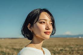 Wanita Asia Yang Lembut Di White Menatap Di Seberang Padang Rumput Di Bawah  Langit Biru, Foto, Asia, Wanita Latar Belakang untuk Unduhan Gratis