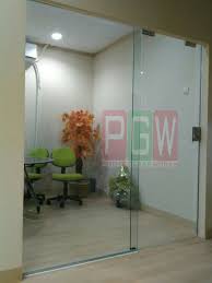 Penerapan dari pintu frameless ini secara umum menggunakan kaca tempered dengan ketebalan 12 mm untuk mendukung segi kekuatannya. Pintu Kaca Sliding Frameless Pintu Kaca