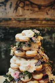 Donut Torte Hochzeitstorte Mit Echten Blumen Wedding Cake Alternatives Wedding Desserts Wedding Cake Rustic
