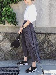 今欲しい靴no 1 ナイキエアリフトコーデ見本帳 locari ロカリ ファッション プリーツスカート ロング 洋服