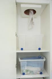 Wascheabwurf Im Mudroom Ist Der Schrank Geschlossen Sieht Der Raum Fein Aufgeraumt Aus Die Wasche Kann Gleich Wascheabwurf Wascheschacht Waschkuchendesign