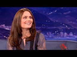Zooey deschanel got her big break at age 17 with her role as a model in the tv sitcom veronica's closet. Emily Deschanel Loved To Torture Zooey Deschanel Conan On Tbs Youtube