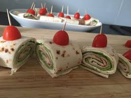 Party Wraps Mit Frischkase Und Putenbrust 2 Fingerfood Rezepte Putenbrust Lebensmittel Essen