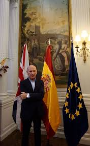 Si eso no es algo por lo que sonreír, entonces no sé lo que es. Planet Party S Spanish National Day Celebrations At The Spanish Ambassador Residence Grosvenor Square