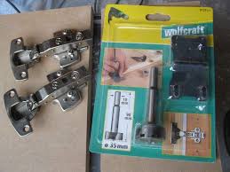 Voici Comment Fixer Des Charnieres Invisible Pour Une Porte De Meuble D Etagere Ou De Coffrage Il Suffi Charniere Invisible Outils Bricolage Astuces Pratique