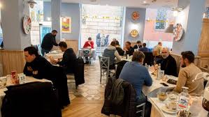 In zona gialla potranno riaprire bar, ristoranti, pasticcerie e gelaterie, ma solo fino alle 18. Rpl9ovtikjpjsm