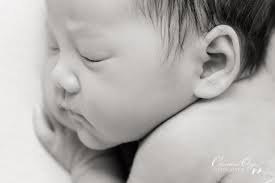 Zeitlose Neugeborenenfotos von Baby Bella aus Berlin, 9 Tage jung